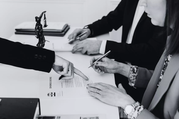 Pháp chế thuê ngoài là gì? Giải pháp giảm rủi ro pháp lý cho doanh nghiệp