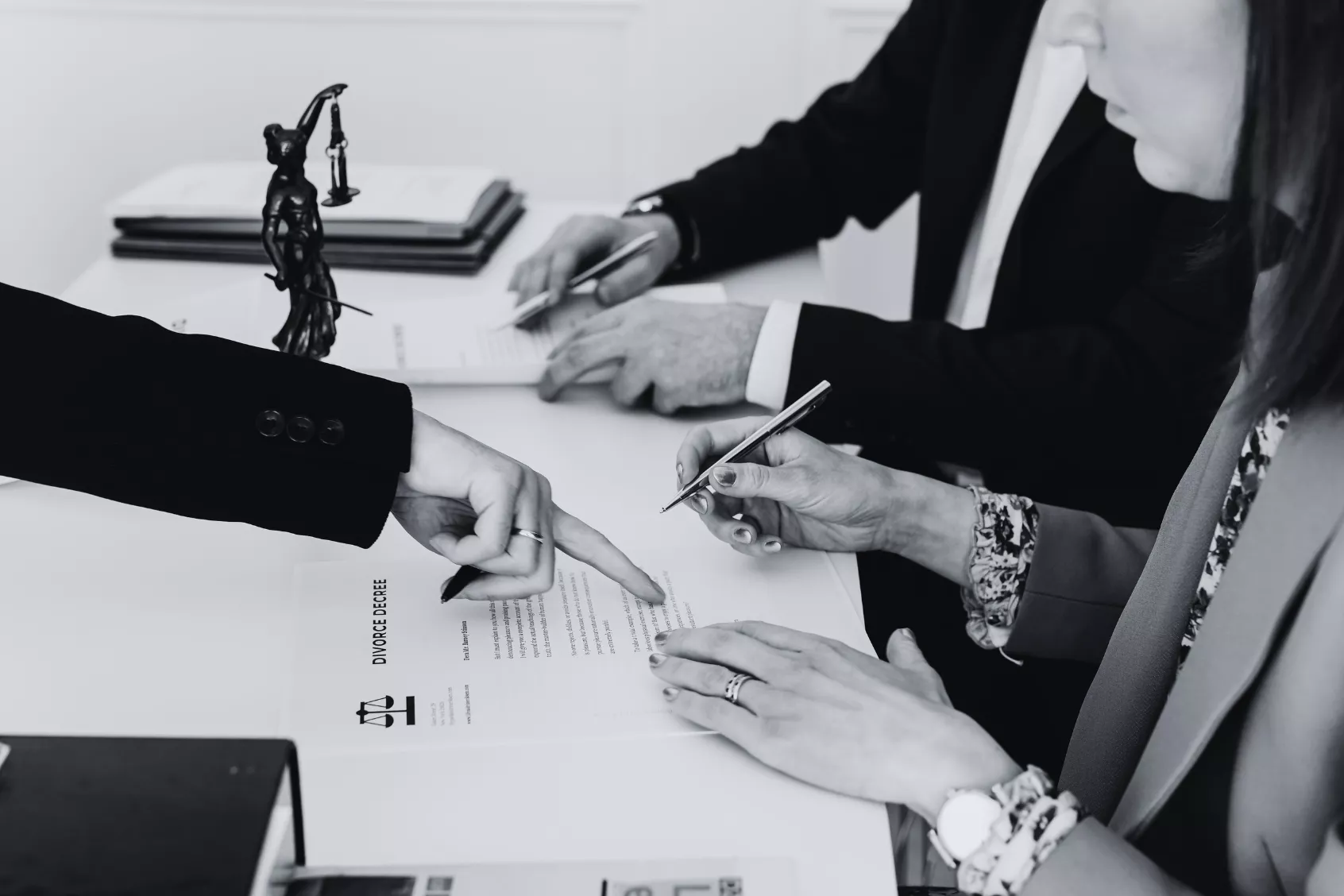 Pháp chế thuê ngoài là gì? Giải pháp giảm rủi ro pháp lý cho doanh nghiệp